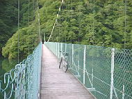 吊り橋と自転車