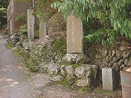 いくつもの石碑が立つ奈良尾川との合流点